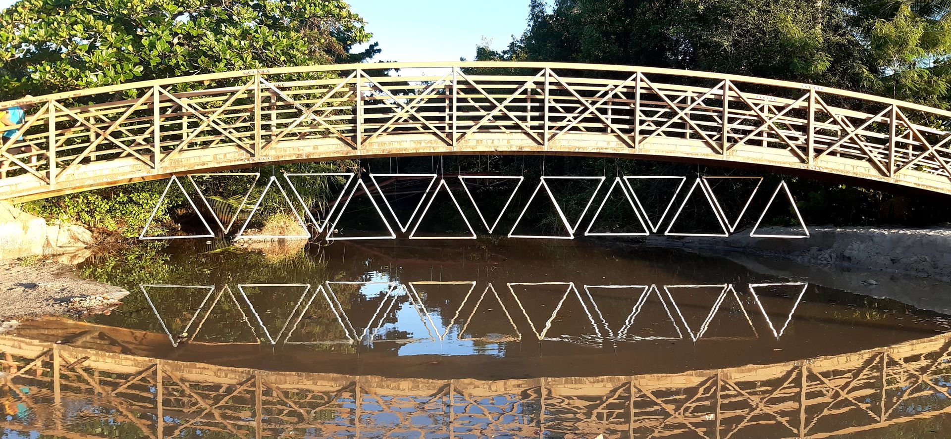 suspension sous une passerelle, reflet dans l'eau