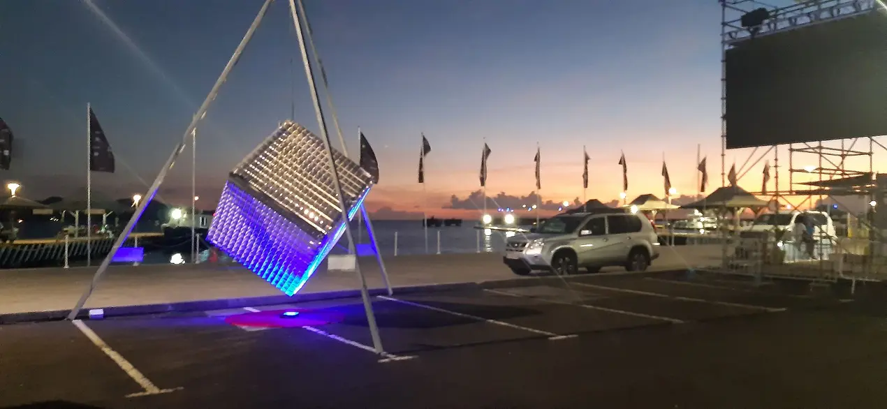 cube lumineux suspendue dans un trépied